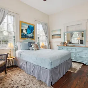  Apartment Gallery Art Off St Parking Near Forsyth Park United States
